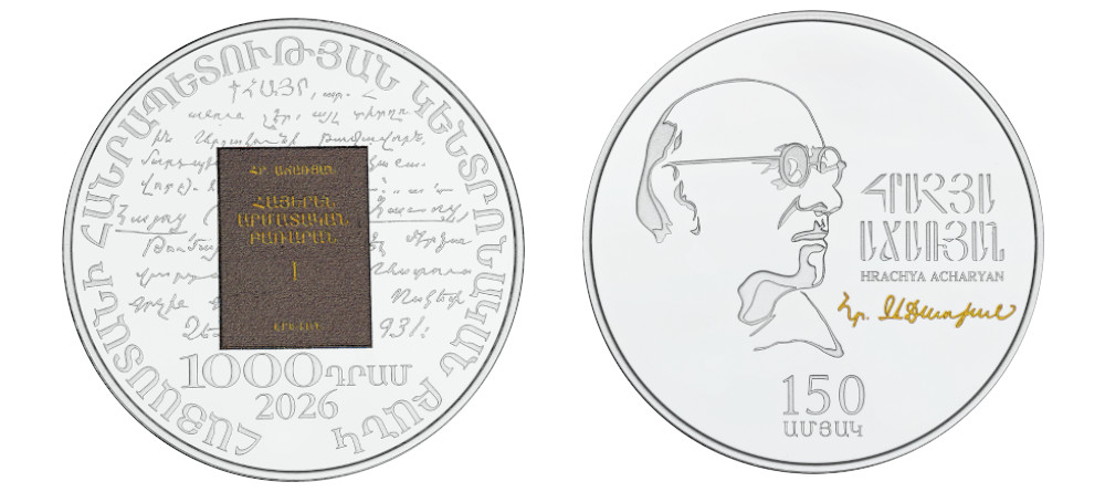 Аверс и реверс серебряной монеты 1000 драмов Армения Грачья Ачарян с цветной обложкой Этимологического словаря армянского языка 1926-1935 на фоне рукописи, качество Proof с золочением